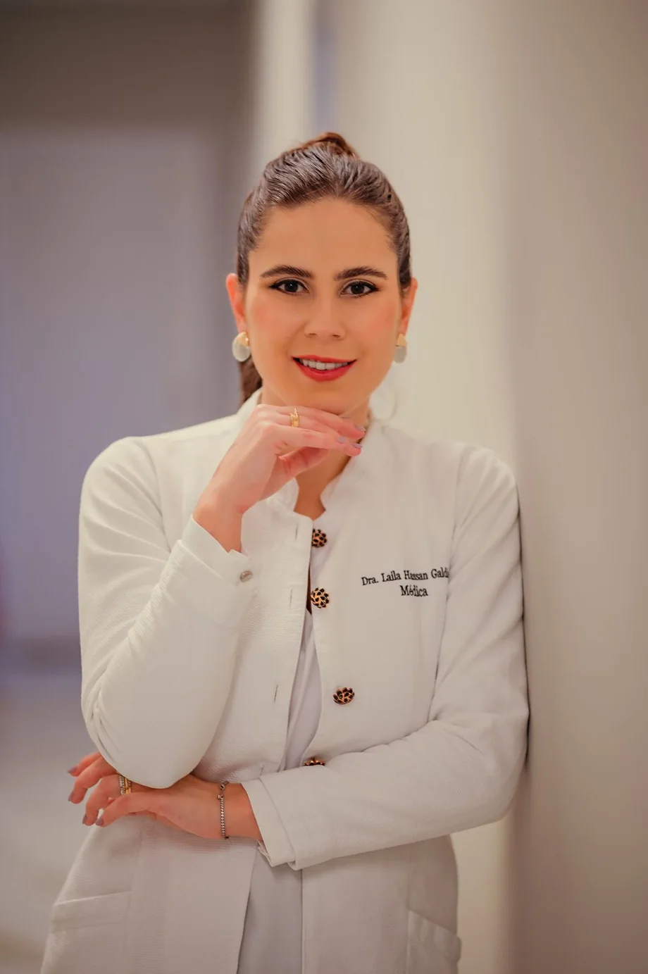 Dra. Laila Hassan sorrindo, de jaleco branco