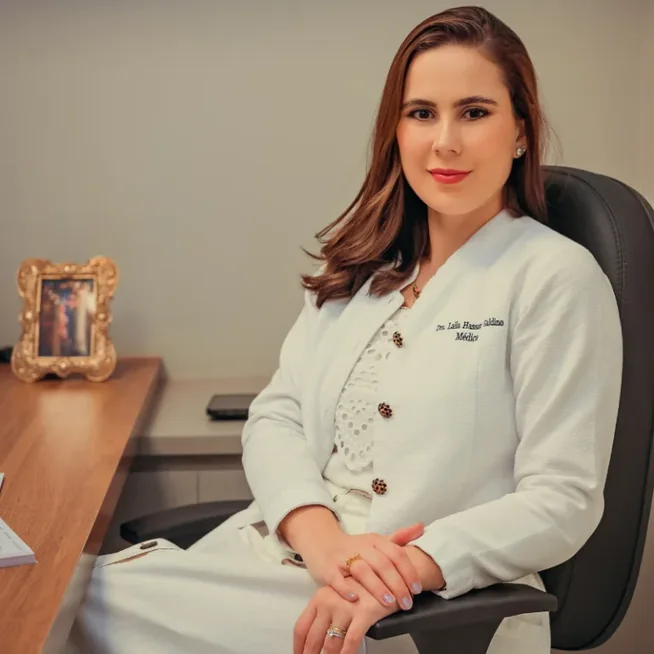 Dra. Laila Hassan, ginecologista em Penápolis, em seu consultório